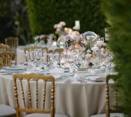 Festliche Tischdekoration mit Blumen und Kerzen – Embassy Service Vienna
