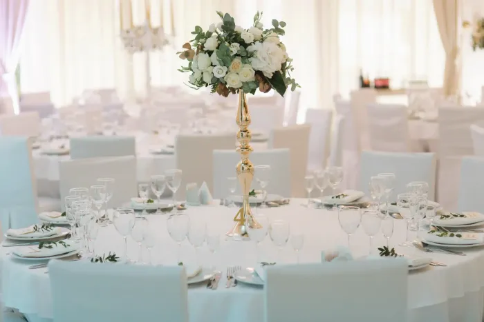 Elegant gedeckte Hochzeitstafel mit Blumendekoration – Embassy Service Vienna